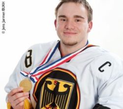 Photo: Frank Rennhack with a Para Ice Hockey medal; Copyright: Jens Jarmer/BUKH