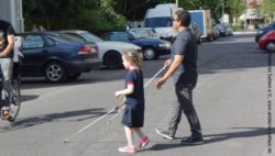 Photo: Click-sonar coach Juan Ruiz while training with a kid; Copyright: Anderes Sehen e.V., www.anderes-sehen.de