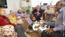 Photo: Several elderly people with differenz cultural background laugh with each other in a nursing home; Copyright: panthermedia.net/Monkeybusiness Images