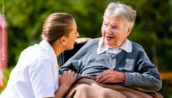 Photo: Caregiving relative with an elderly woman in a wheelchair; Copyright: panthermedia.net/Arne Trautmann