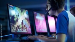 Photo: Gamer in front of his screen during an eSports event; Copyright: panthermedia.net/Gorodenkoff