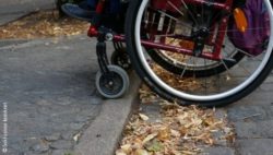 Photo: Wheelchair which crosses a curbside ; Copyright: Inklusion konkret